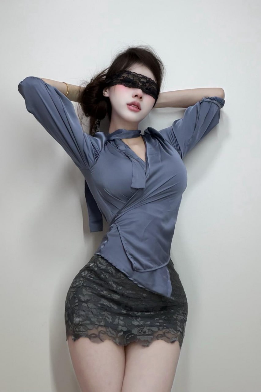 阿拉蕾yyyy穿灰蓝缎面上衣与黑色蕾丝短裙佩戴蕾丝眼罩 阿拉蕾yyyy穿灰蓝缎面上衣与黑色蕾丝短裙佩戴蕾丝眼罩