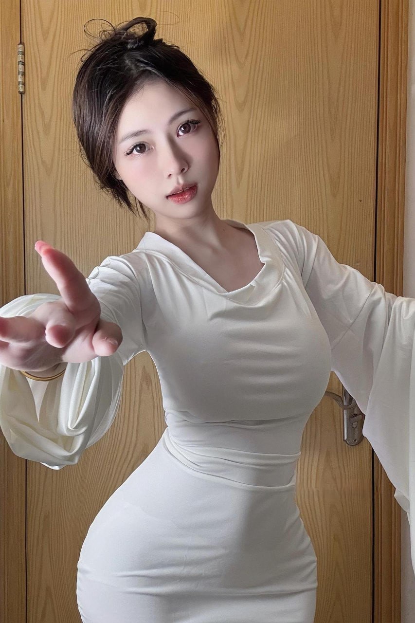 阿拉蕾yyyy穿白色灯笼袖修身裙站在木门前伸手入镜 阿拉蕾yyyy穿白色灯笼袖修身裙站在木门前伸手入镜