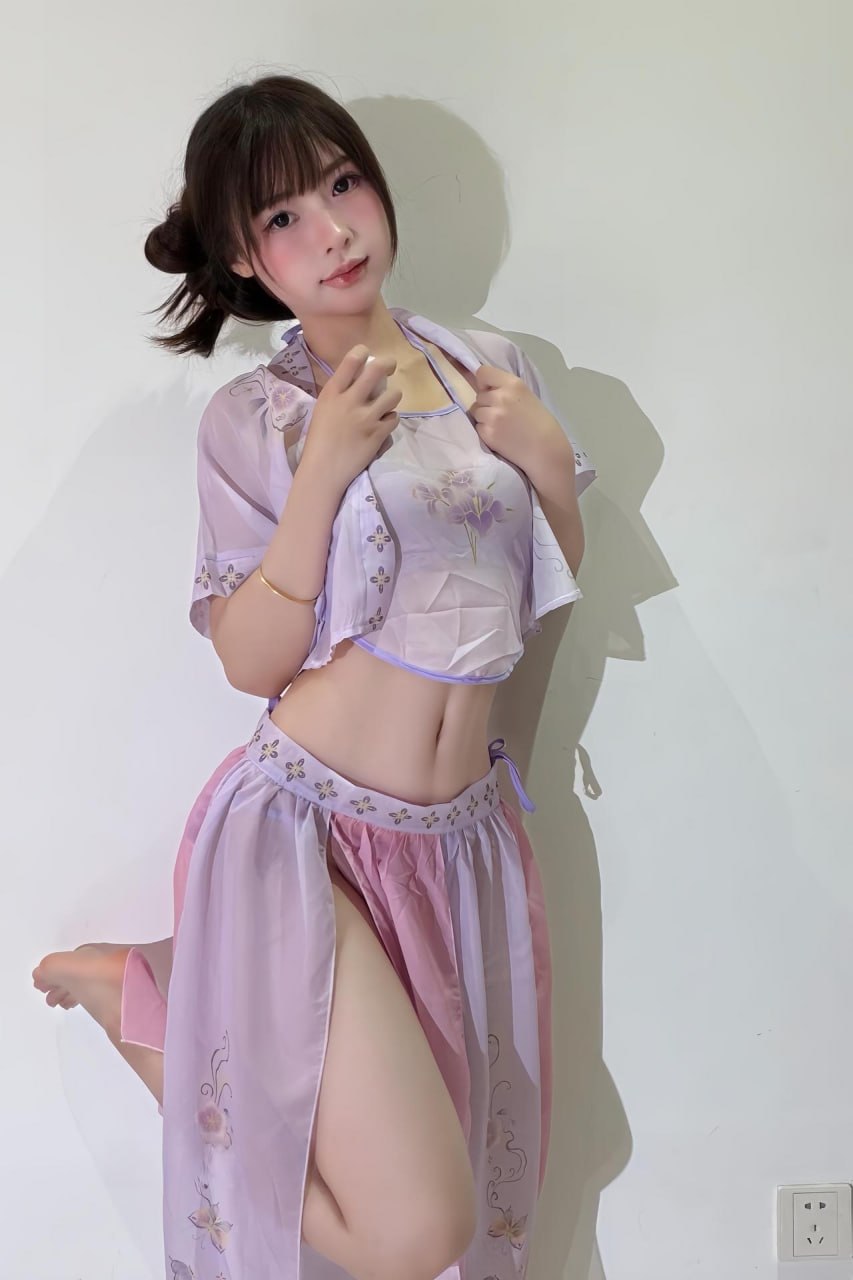 阿拉蕾yyyy穿粉紫色中式印花两件套站在白墙前 阿拉蕾yyyy穿粉紫色中式印花两件套站在白墙前