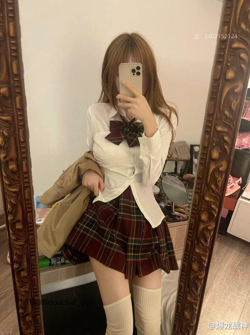 爆龙战神雅婷小师妹穿白衬衫格纹裙对镜自拍