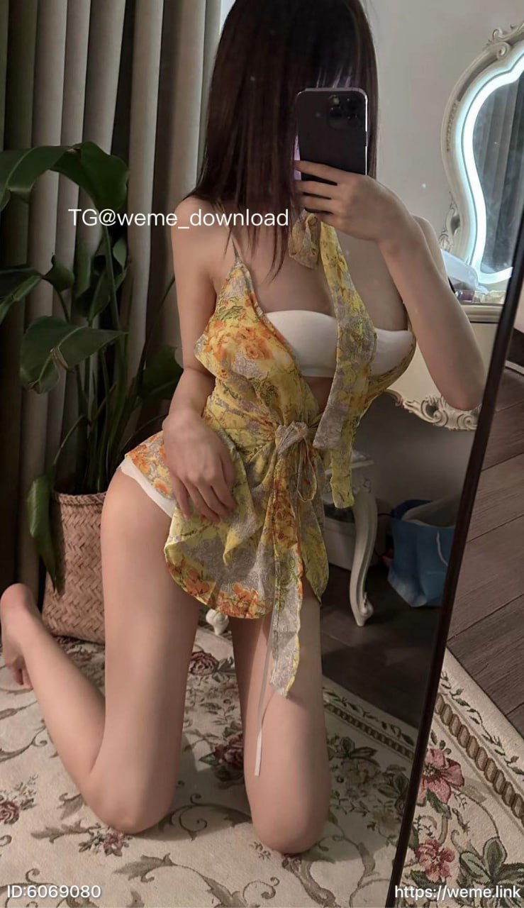 爆龙战神雅婷小师妹穿黄绿印花服饰在落地镜前跪姿自拍