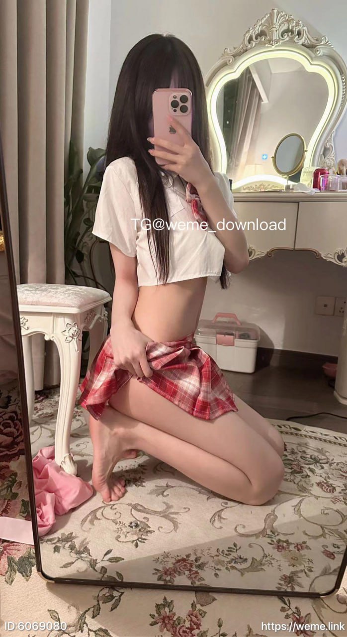 爆龙战神雅婷小师妹穿白上衣红格纹裙在镜前侧身