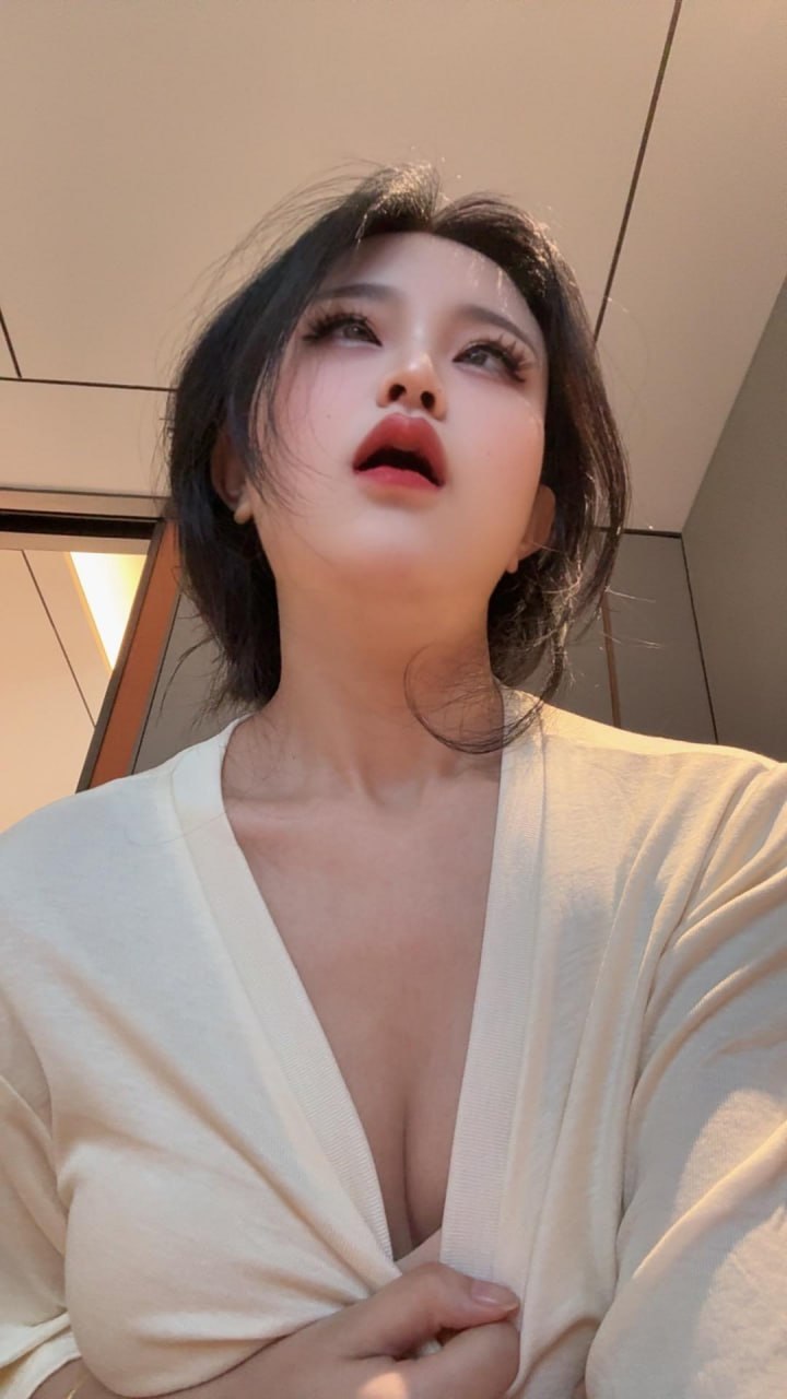 辰妈吖 米白针织上衣暖光低角度近景 辰妈吖 米白针织上衣暖光低角度近景