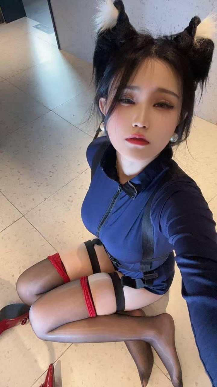 辰妈吖 蓝色拉链服黑色毛耳俯拍坐姿 辰妈吖 蓝色拉链服黑色毛耳俯拍坐姿