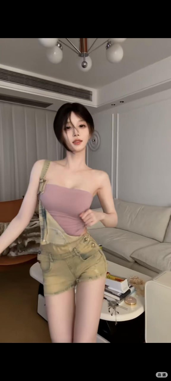 肚脐小师妹穿粉色抹胸上衣与单肩牛仔短裤站在客厅里 肚脐小师妹穿粉色抹胸上衣与单肩牛仔短裤站在客厅里