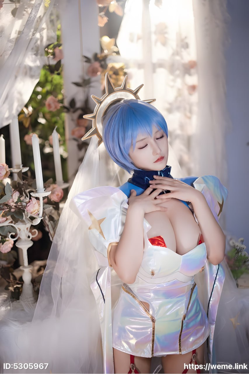 古阿扎戴星形头冠穿蓝白亮面服装在白色窗帘与烛台前抬手 古阿扎戴星形头冠穿蓝白亮面服装在白色窗帘与烛台前抬手