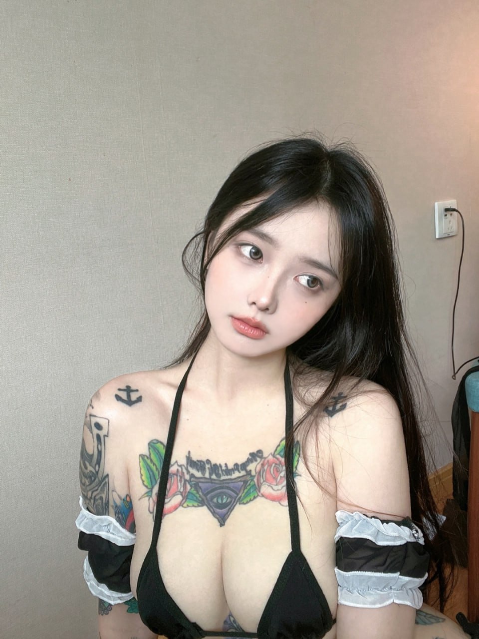 卡通百科老王 黑色挂脖上衣白边袖饰侧脸近景