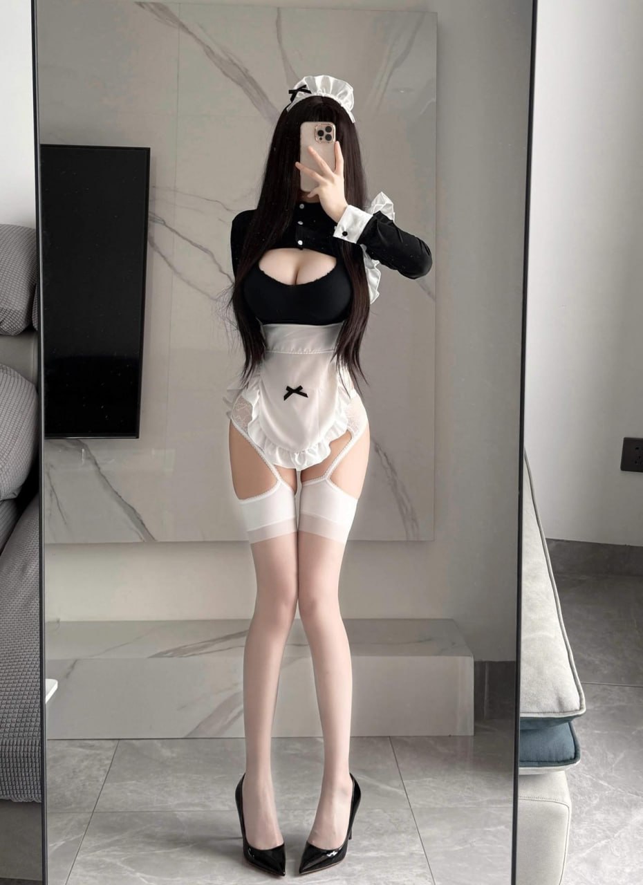 李怼怼超凶 黑白女仆装长袜镜前站姿 李怼怼超凶 黑白女仆装长袜镜前站姿