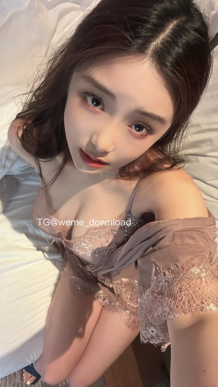 奶雯 浅棕蕾丝套装白床俯拍近景 奶雯 浅棕蕾丝套装白床俯拍近景