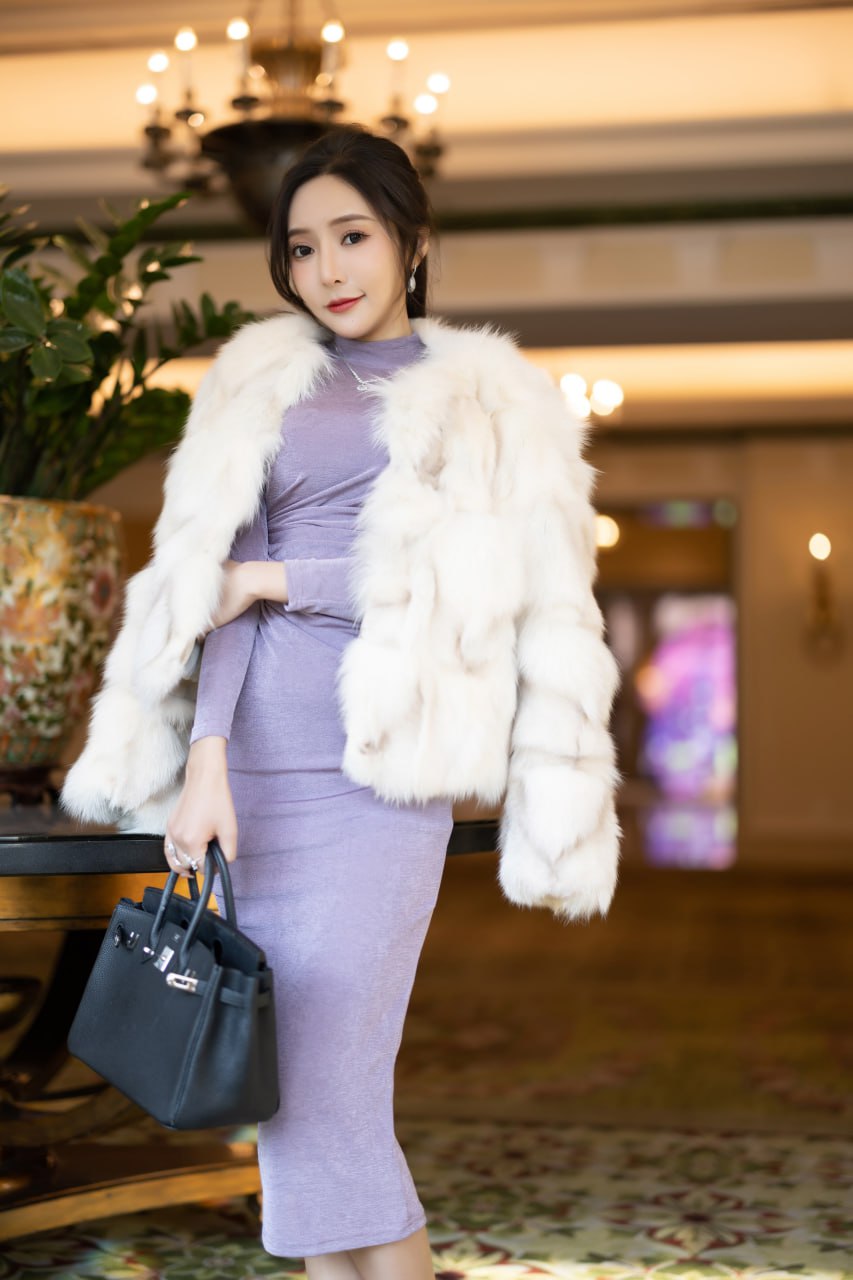王馨瑶穿紫灰色修身褶裙披白色毛绒外套站在酒店大厅 王馨瑶穿紫灰色修身褶裙披白色毛绒外套站在酒店大厅