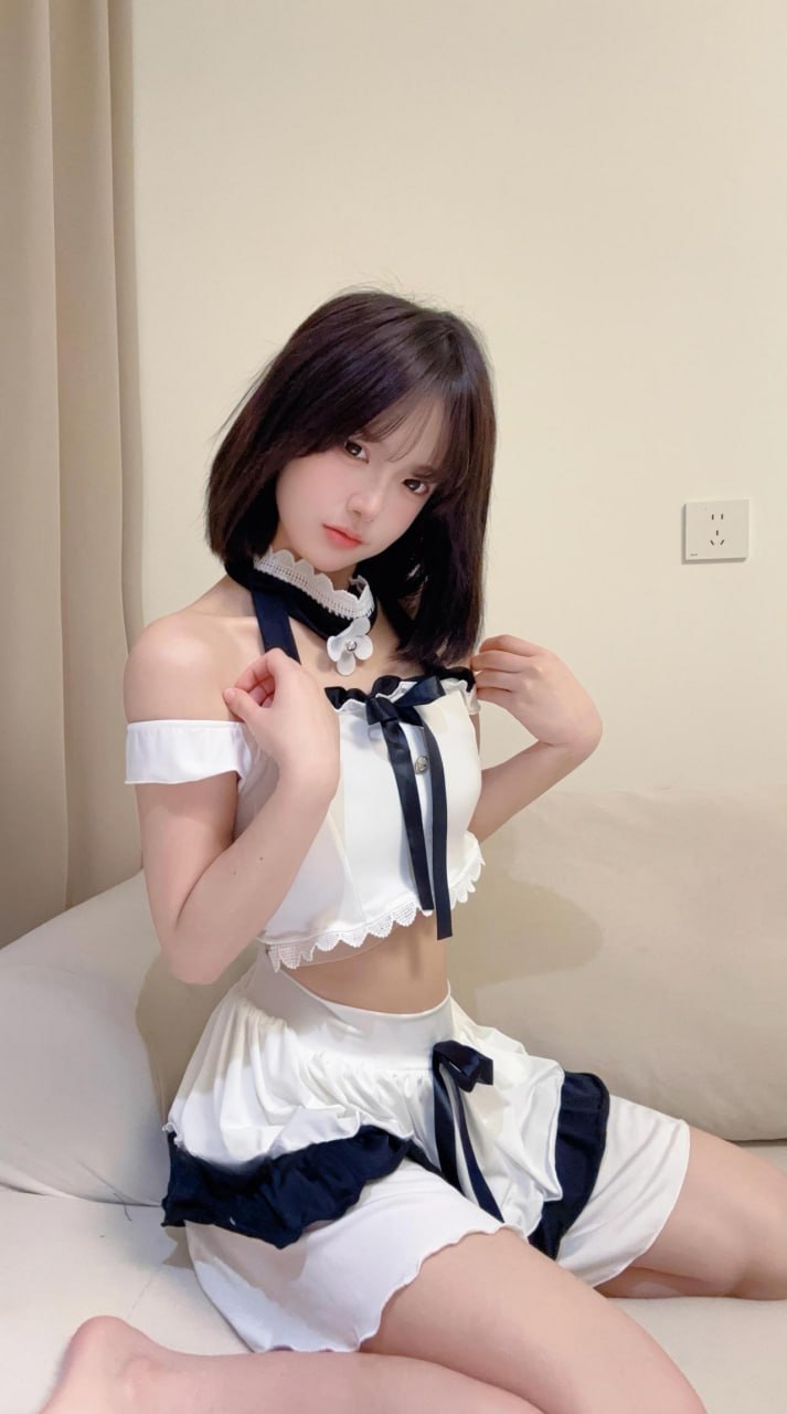 小霞佩奇 黑白女仆装沙发侧坐
