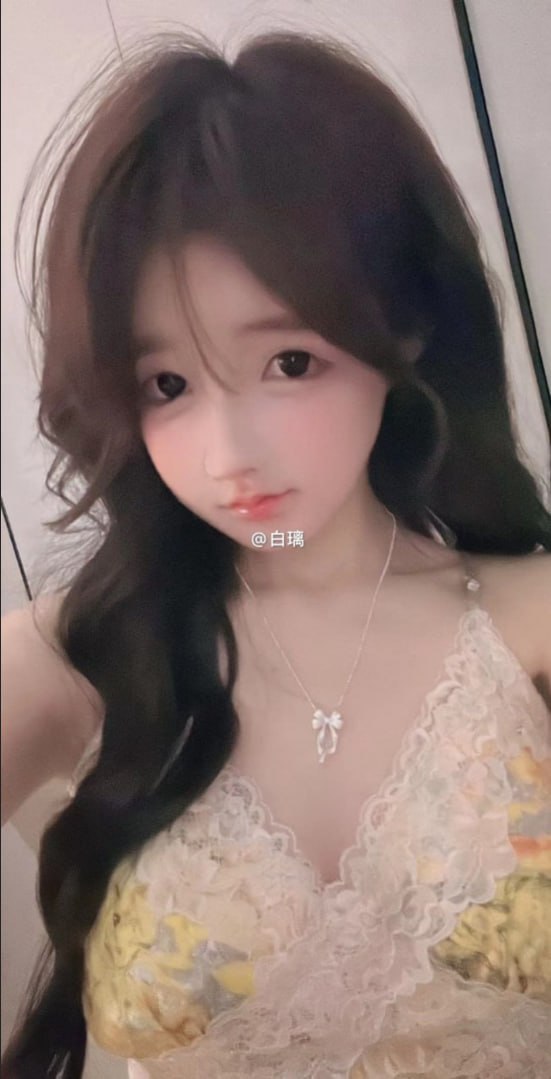 白璃怕疼黑色长发与浅色花纹蕾丝领口近景