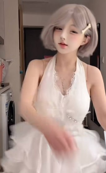 白璃怕疼白色礼服抬手时的衣袖与裙摆