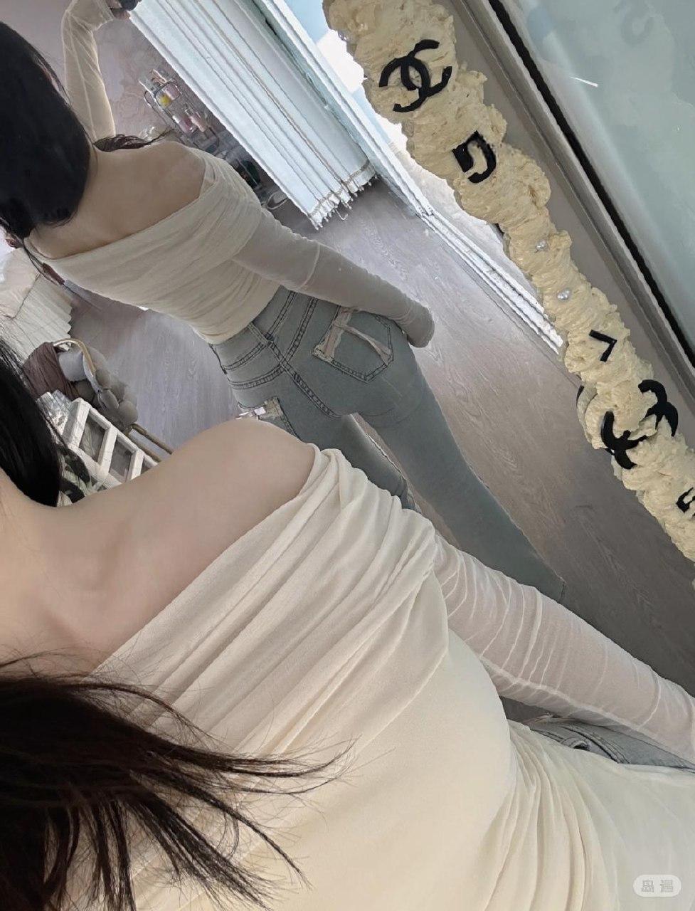 财神爷的心尖尖 白色露肩上衣和浅蓝牛仔裤的镜面照,镜框上有浅色装饰 财神爷的心尖尖 白色露肩上衣和浅蓝牛仔裤的镜面照,镜框上有浅色装饰
