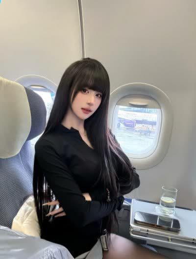 超蓝布罗莉 黑色长袖服装坐在舷窗旁 超蓝布罗莉 黑色长袖服装坐在舷窗旁