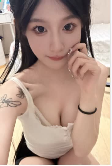 超蓝布罗莉 白色背心抬手贴近脸颊自拍 超蓝布罗莉 白色背心抬手贴近脸颊自拍