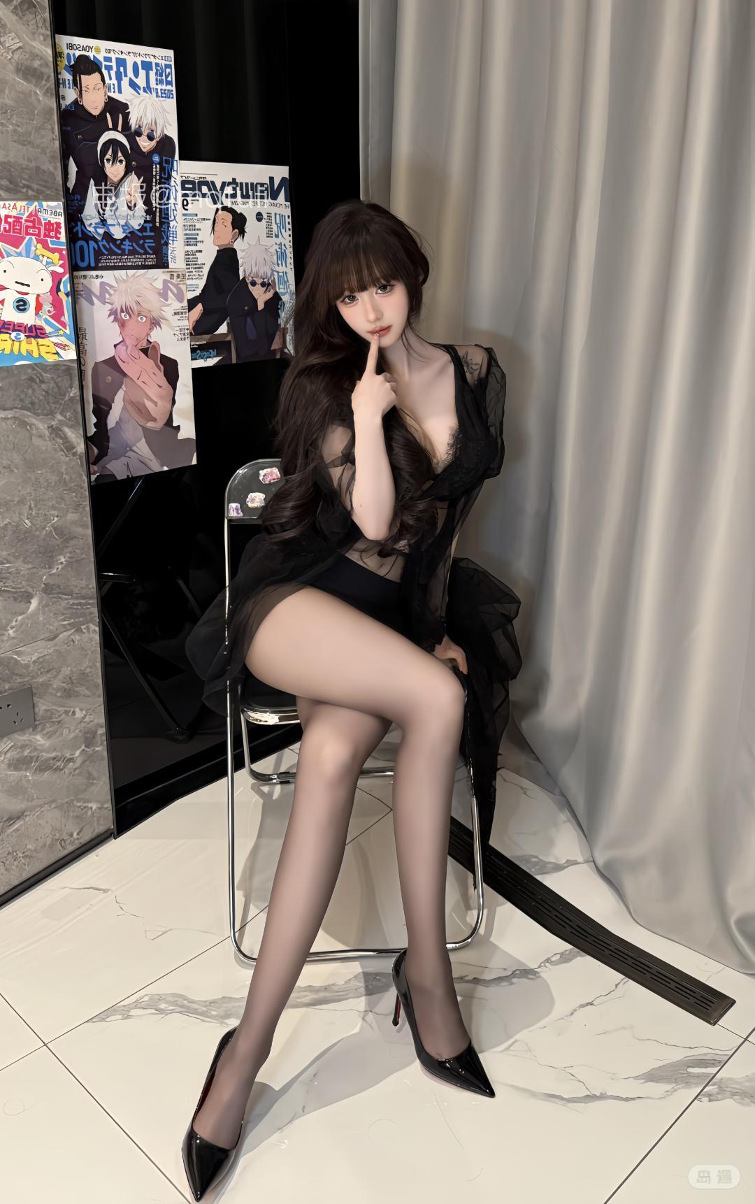超蓝布罗莉 黑色蕾丝服装坐在动漫海报与灰帘之间 超蓝布罗莉 黑色蕾丝服装坐在动漫海报与灰帘之间