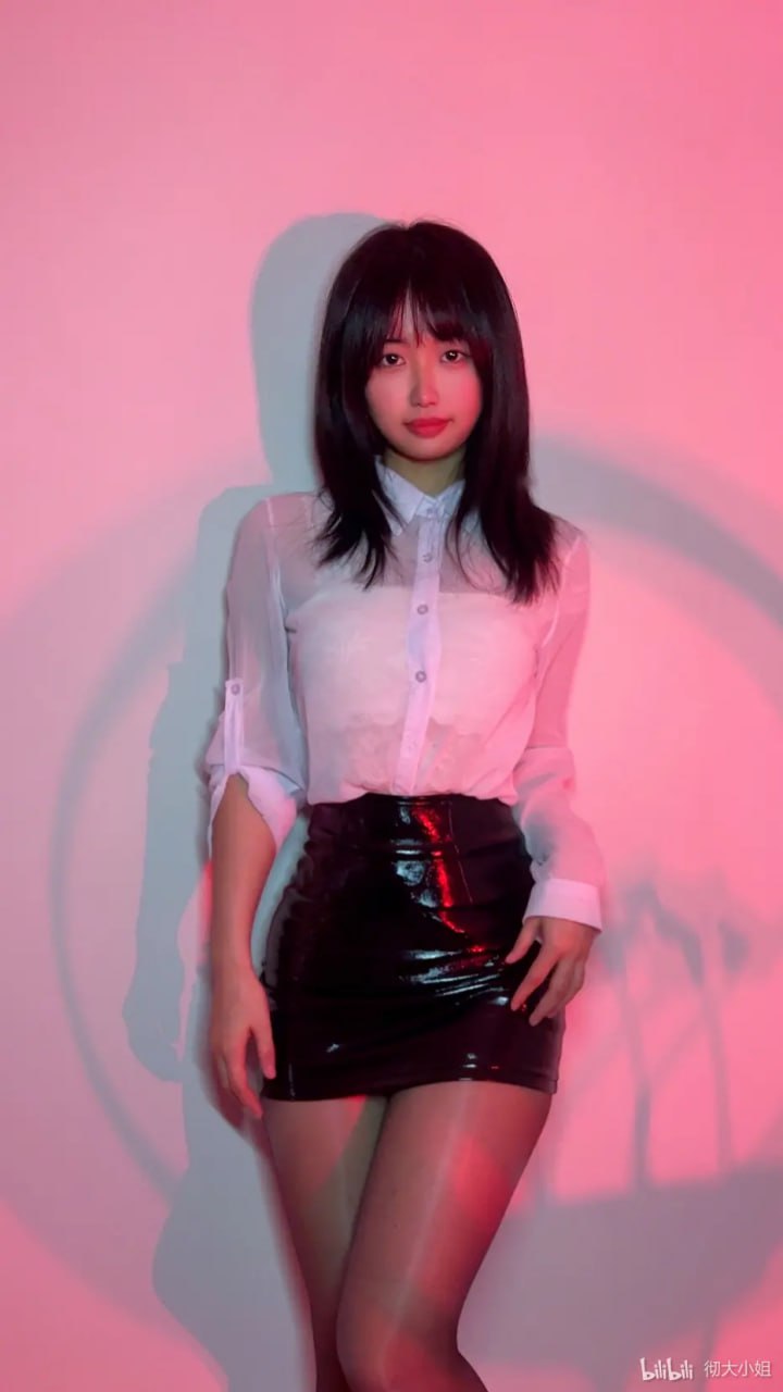 彻大小姐 红色光区内白衬衫黑色亮面裙的正面站姿 彻大小姐 红色光区内白衬衫黑色亮面裙的正面站姿