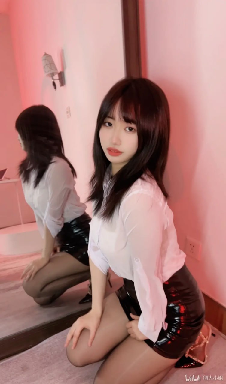 彻大小姐 镜面旁白衬衫与粉红墙面的坐姿画面 彻大小姐 镜面旁白衬衫与粉红墙面的坐姿画面