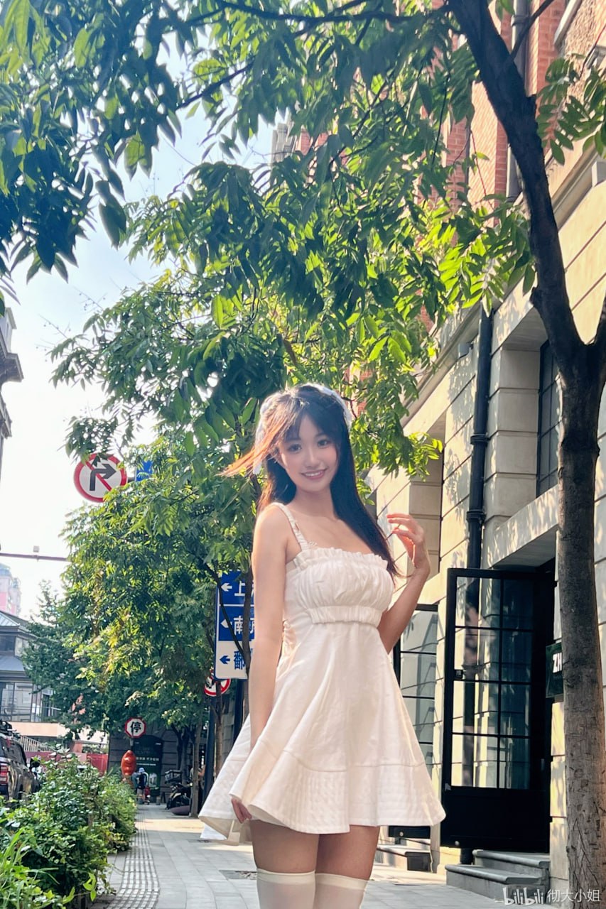 彻大小姐 白色连衣裙与树荫街景同框的画面 彻大小姐 白色连衣裙与树荫街景同框的画面