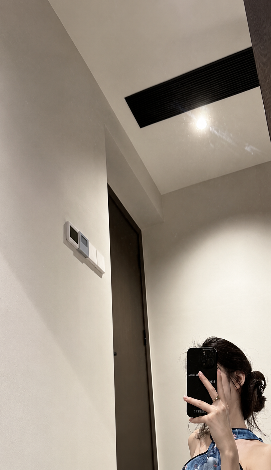 陈佩奇镜前画面的门框、墙面开关与顶部灯光局部示意