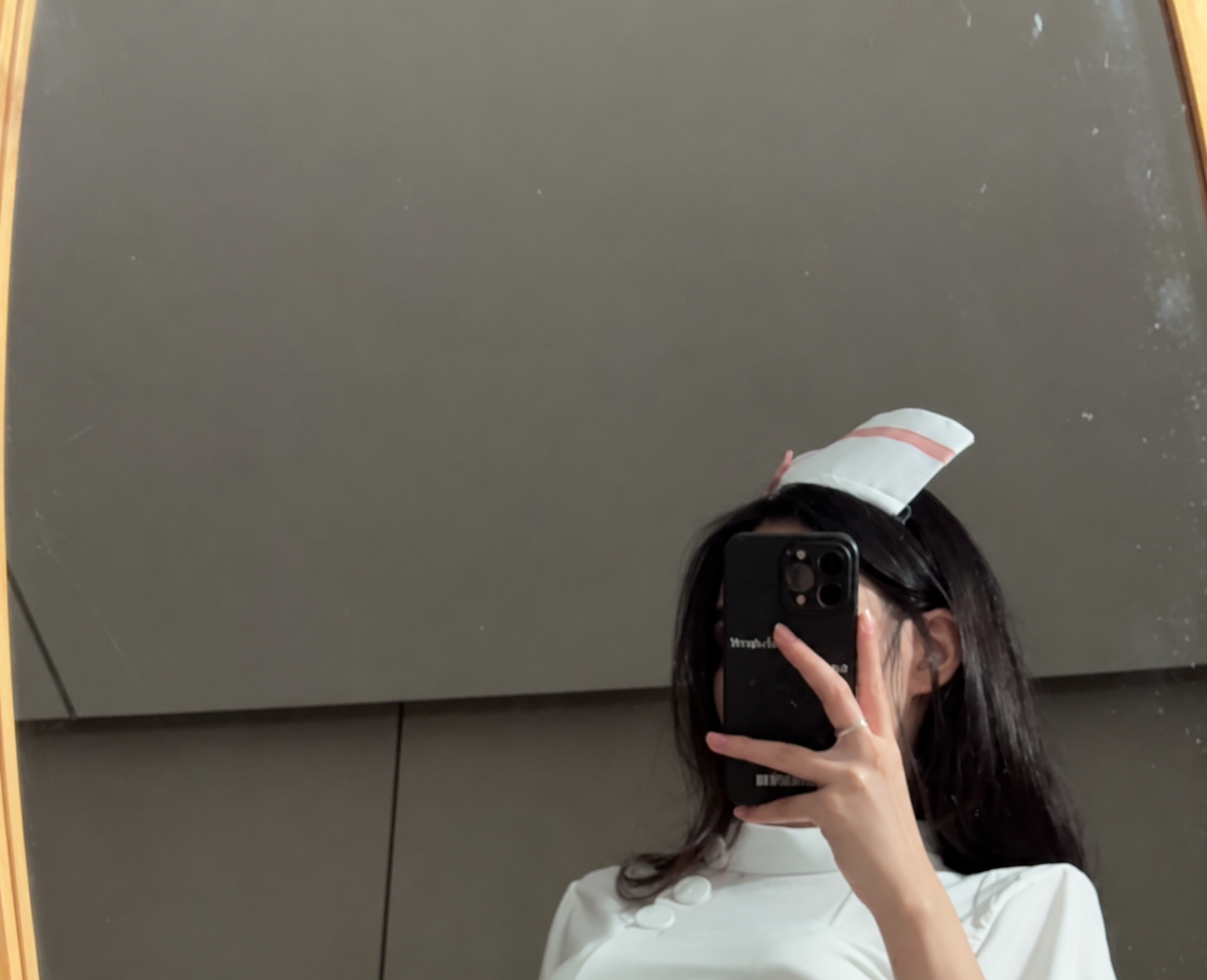 陈佩奇白色头饰与金色镜框的局部示意