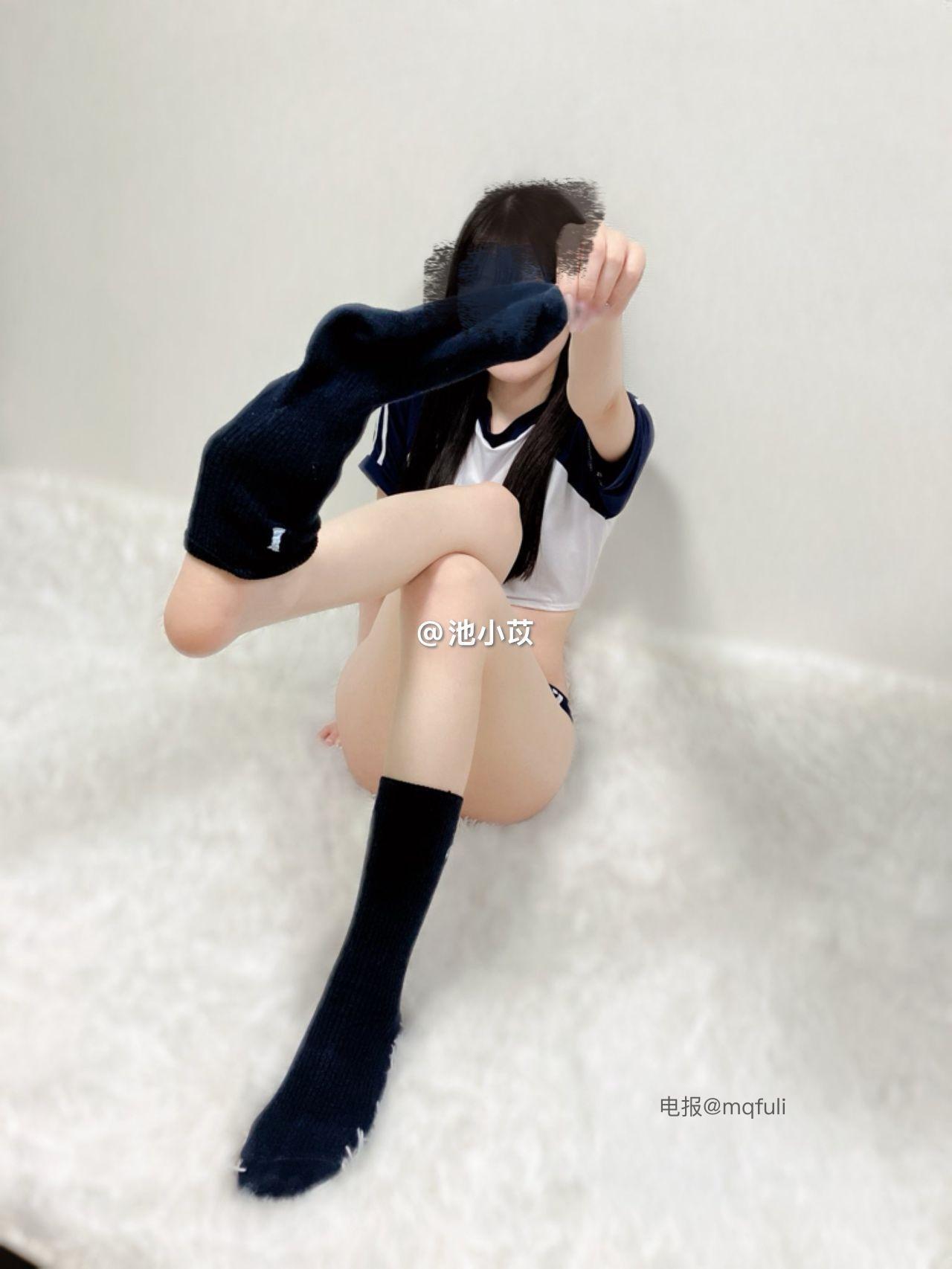 池小苡白绒背景上的深蓝袖口与袜面，抬手坐姿