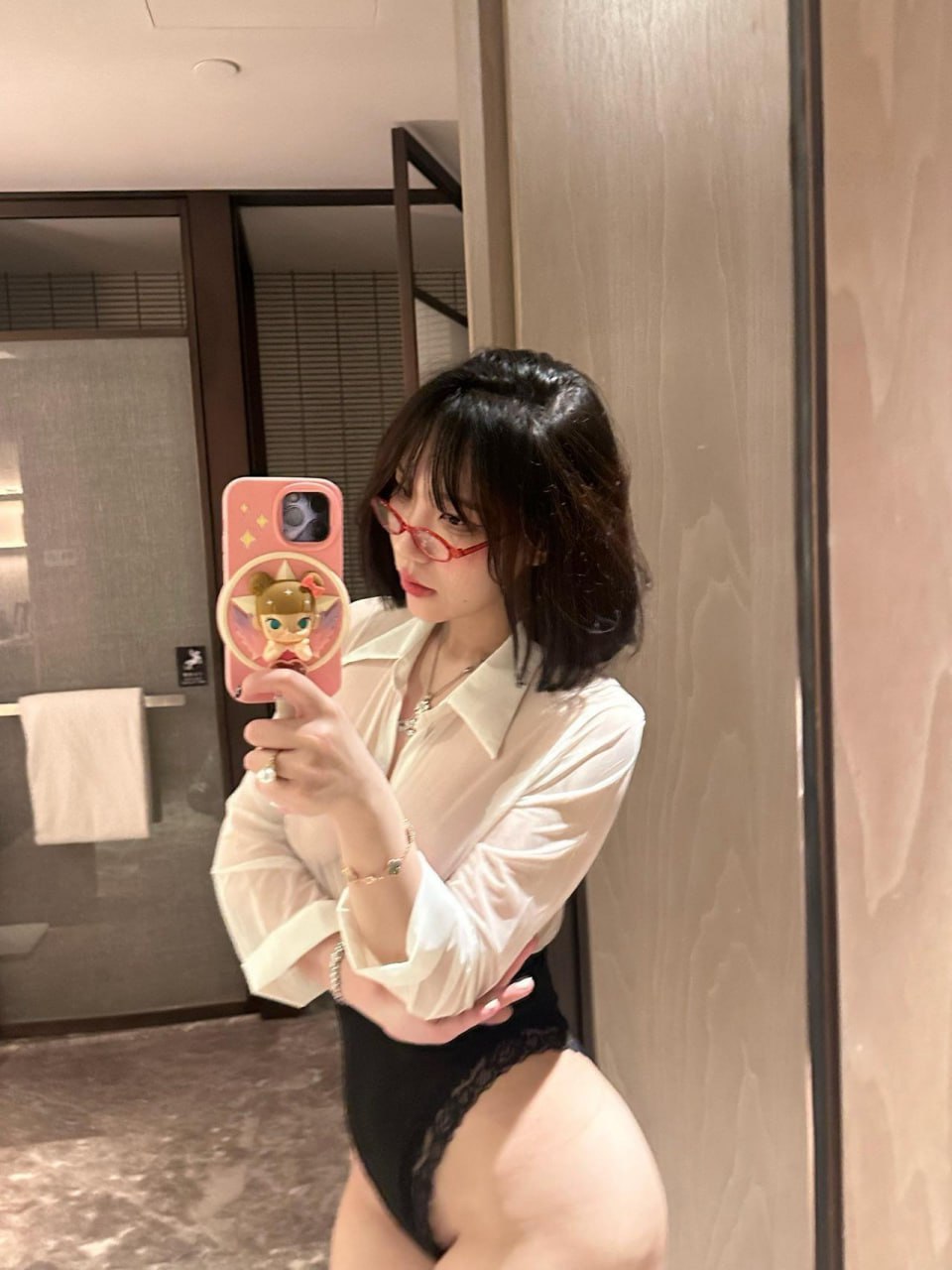 纯种阿江戴红框眼镜穿白衬衣,在镜前举粉色手机 纯种阿江戴红框眼镜穿白衬衣,在镜前举粉色手机