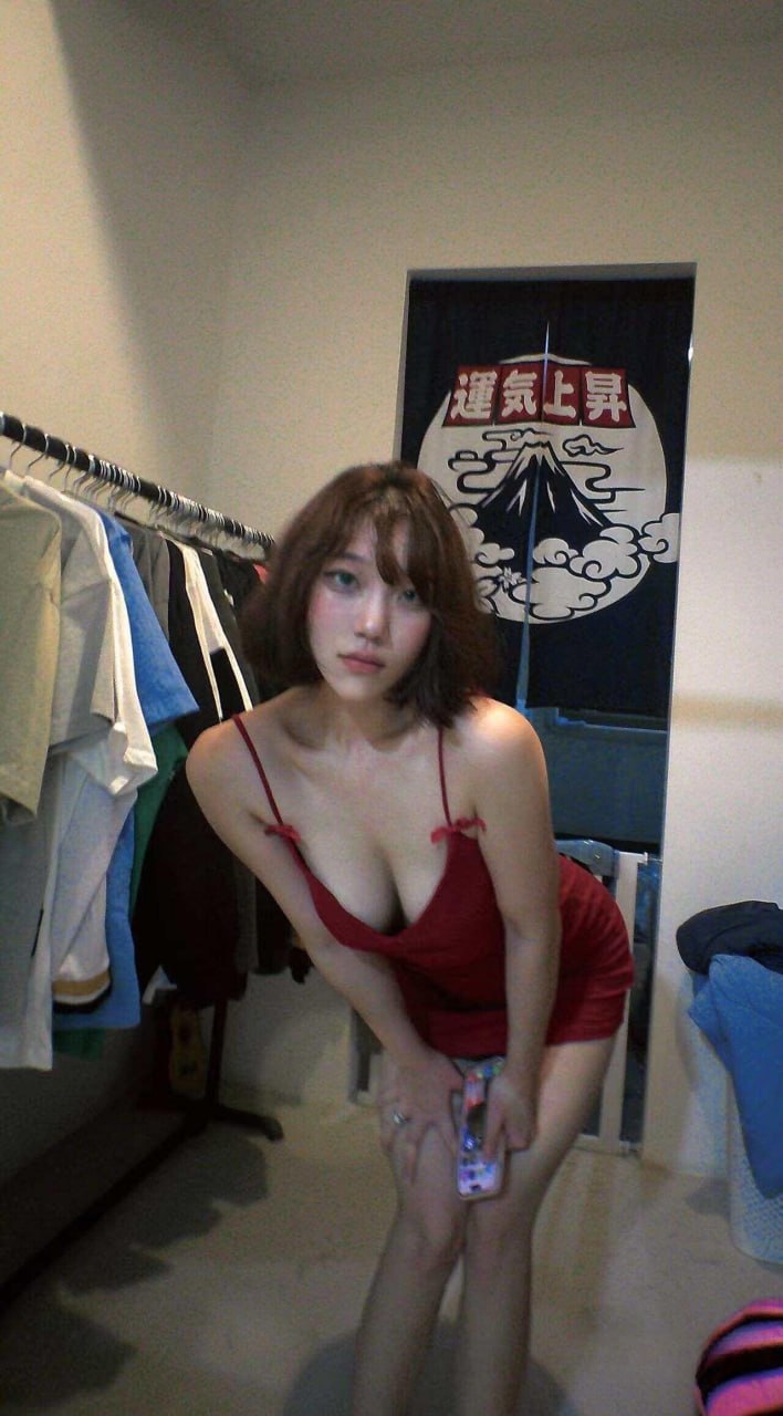 纯种阿江穿红色吊带衣装站在衣架与门帘之间 纯种阿江穿红色吊带衣装站在衣架与门帘之间