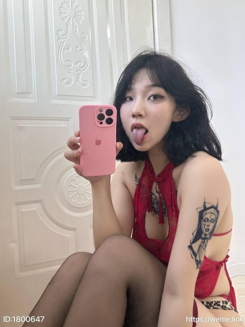 纯种阿江穿红色系带衣装,在雕花白门前举粉色手机 纯种阿江穿红色系带衣装,在雕花白门前举粉色手机