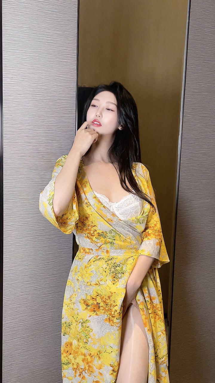 抖娘利世 穿黄色花纹睡袍站在门边,领口可见白色蕾丝 抖娘利世 穿黄色花纹睡袍站在门边,领口可见白色蕾丝