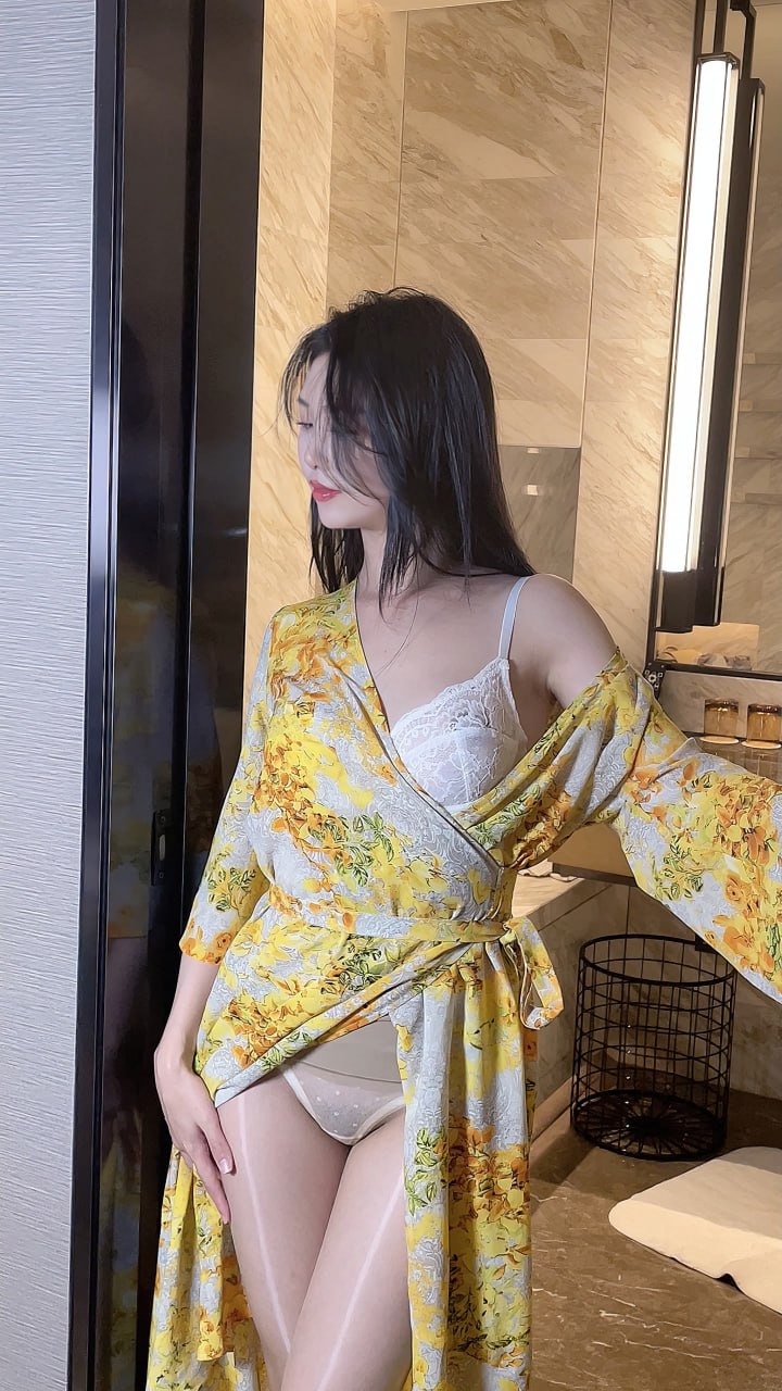 抖娘利世 黄色花纹睡袍的侧向站姿,身后为石纹墙与竖向灯带 抖娘利世 黄色花纹睡袍的侧向站姿,身后为石纹墙与竖向灯带