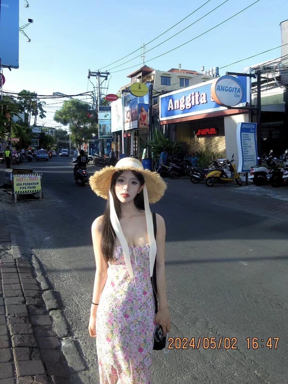 独留 草帽、碎花长裙与街道全景
