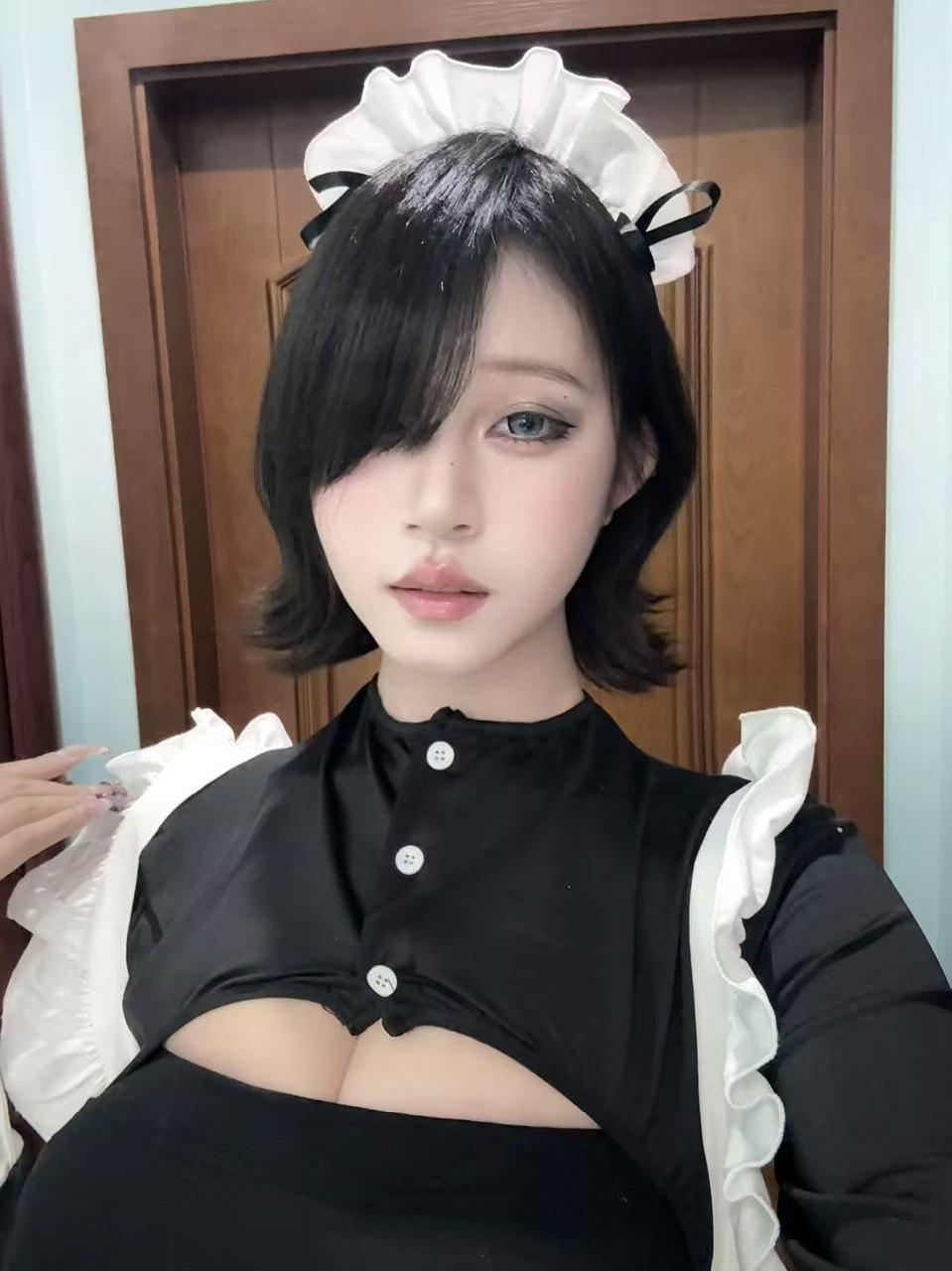 鹅鹅耶 白色褶边头饰与黑白女仆装的短发近景 鹅鹅耶 白色褶边头饰与黑白女仆装的短发近景