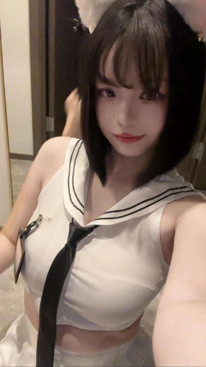 粉红小瑾戴毛绒耳形头饰,穿白色水手领上衣搭配黑色领带自拍 粉红小瑾戴毛绒耳形头饰,穿白色水手领上衣搭配黑色领带自拍