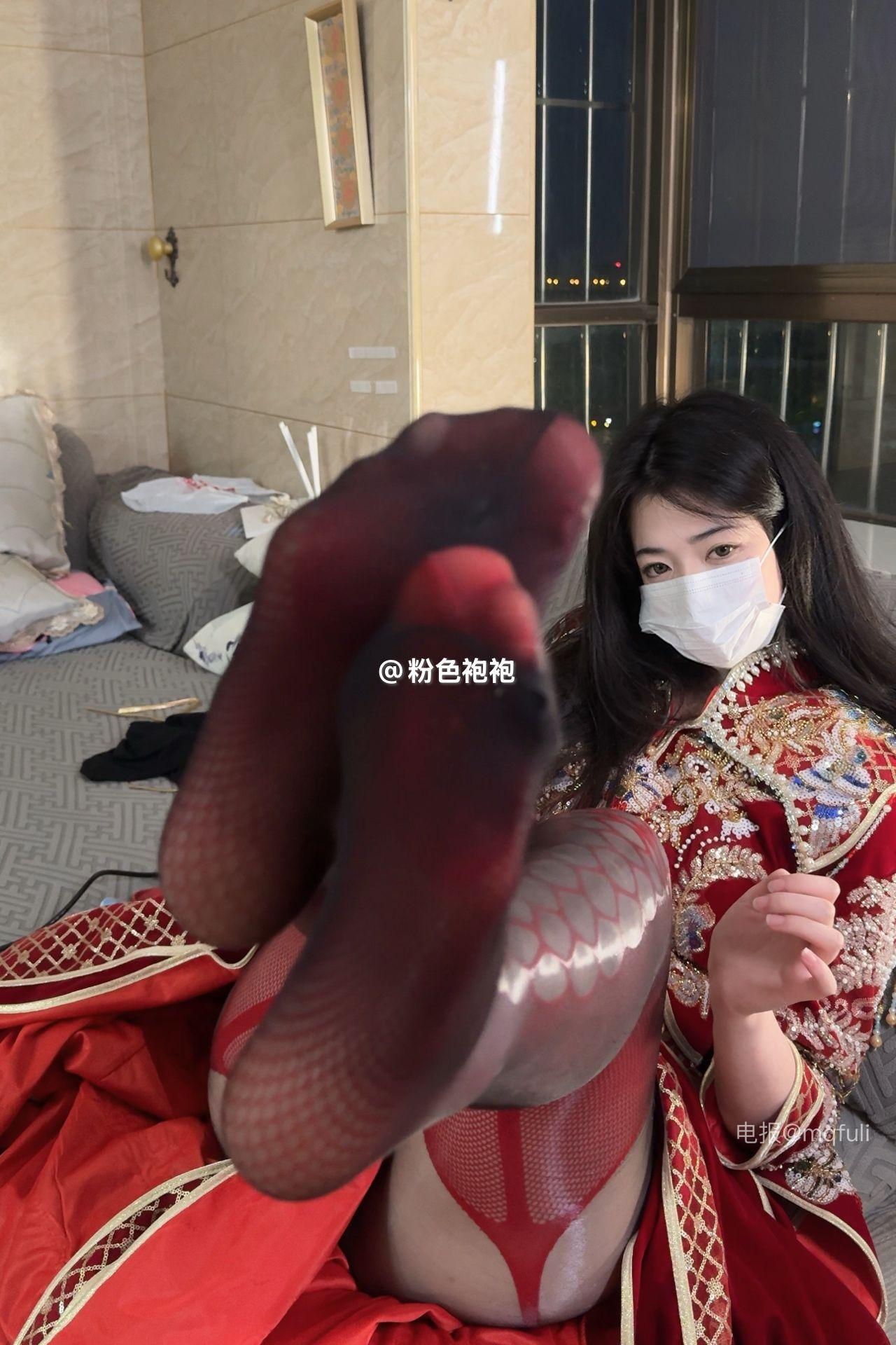 粉色袍袍红金色长衣铺在沙发坐面附近 粉色袍袍红金色长衣铺在沙发坐面附近