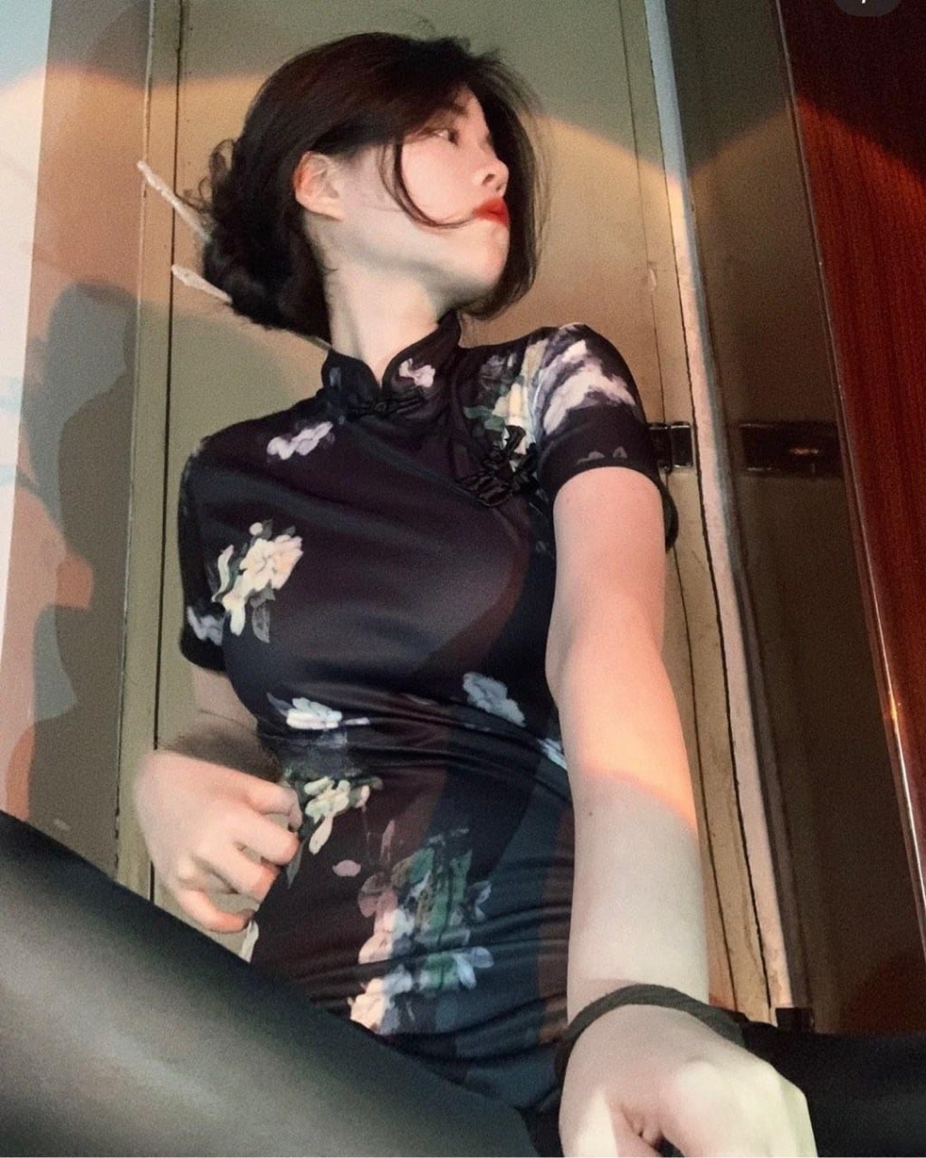 粉色袍袍转头时高领衣装与盘发的侧面 粉色袍袍转头时高领衣装与盘发的侧面