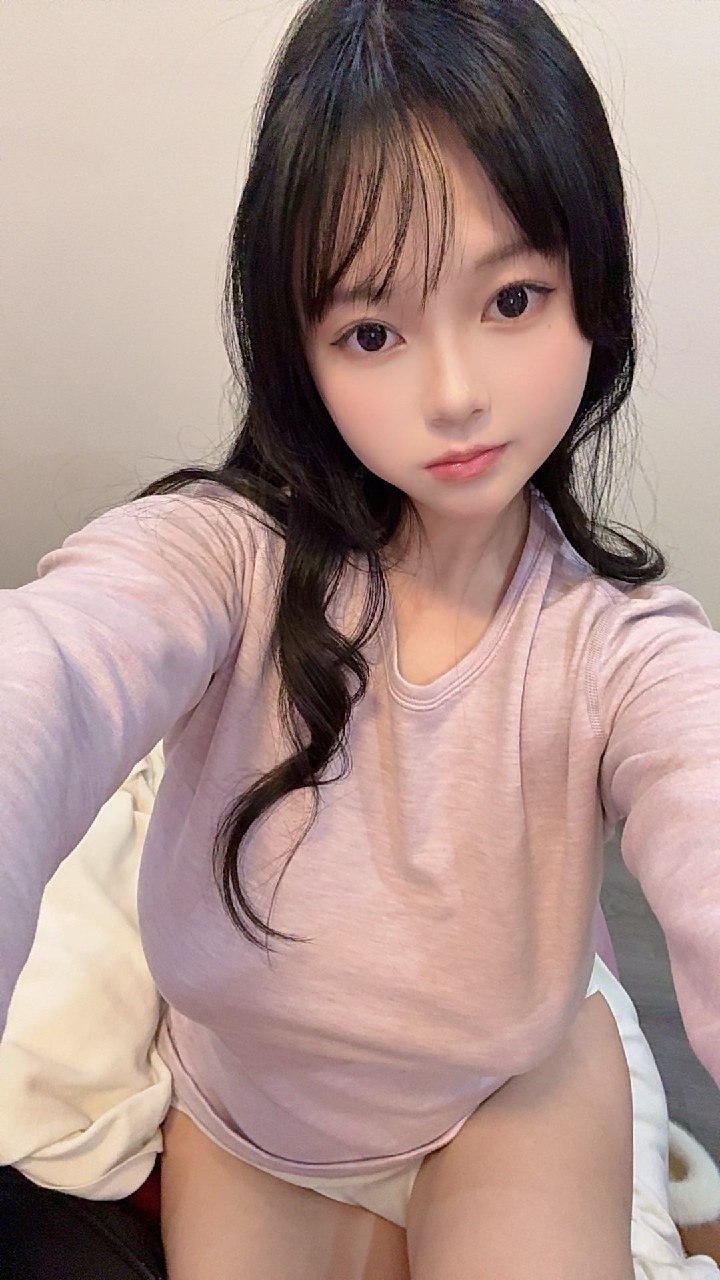 拉面熊 粉紫色长袖上衣与卷曲发束的正面自拍 拉面熊 粉紫色长袖上衣与卷曲发束的正面自拍