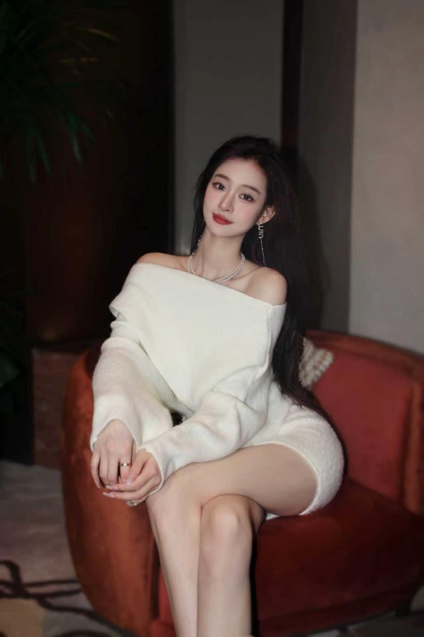 麻辣兔头穿白色露肩衣装坐在红色扶手椅上,双手放在身前 麻辣兔头穿白色露肩衣装坐在红色扶手椅上,双手放在身前
