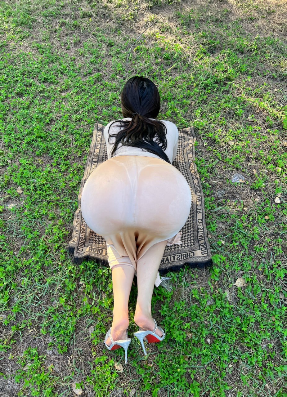 迷人的五姨太 米色服装草地格纹垫上背向俯身