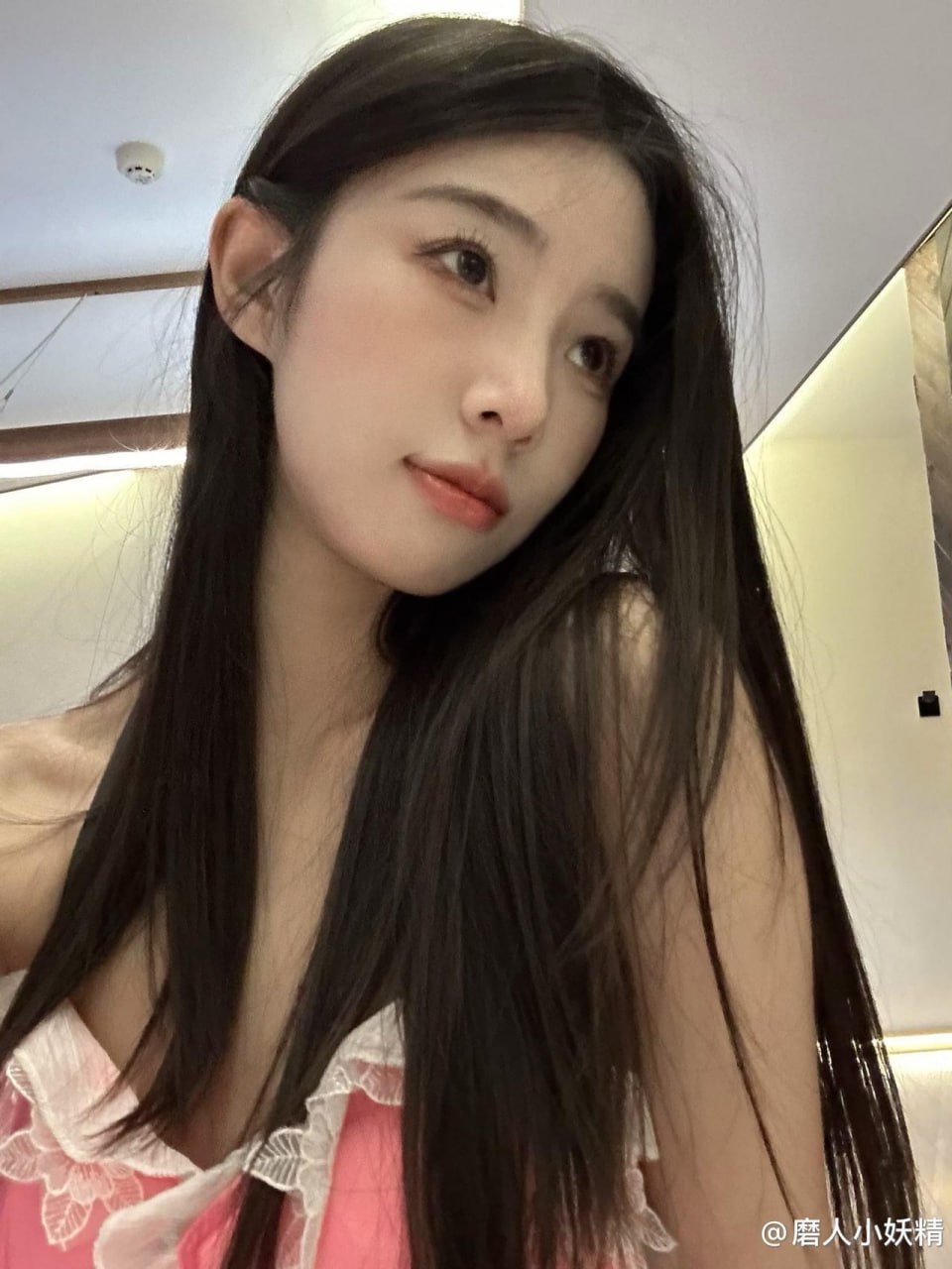 磨人小妖精粉色蕾丝边衣装近景,长发垂在肩侧 磨人小妖精粉色蕾丝边衣装近景,长发垂在肩侧