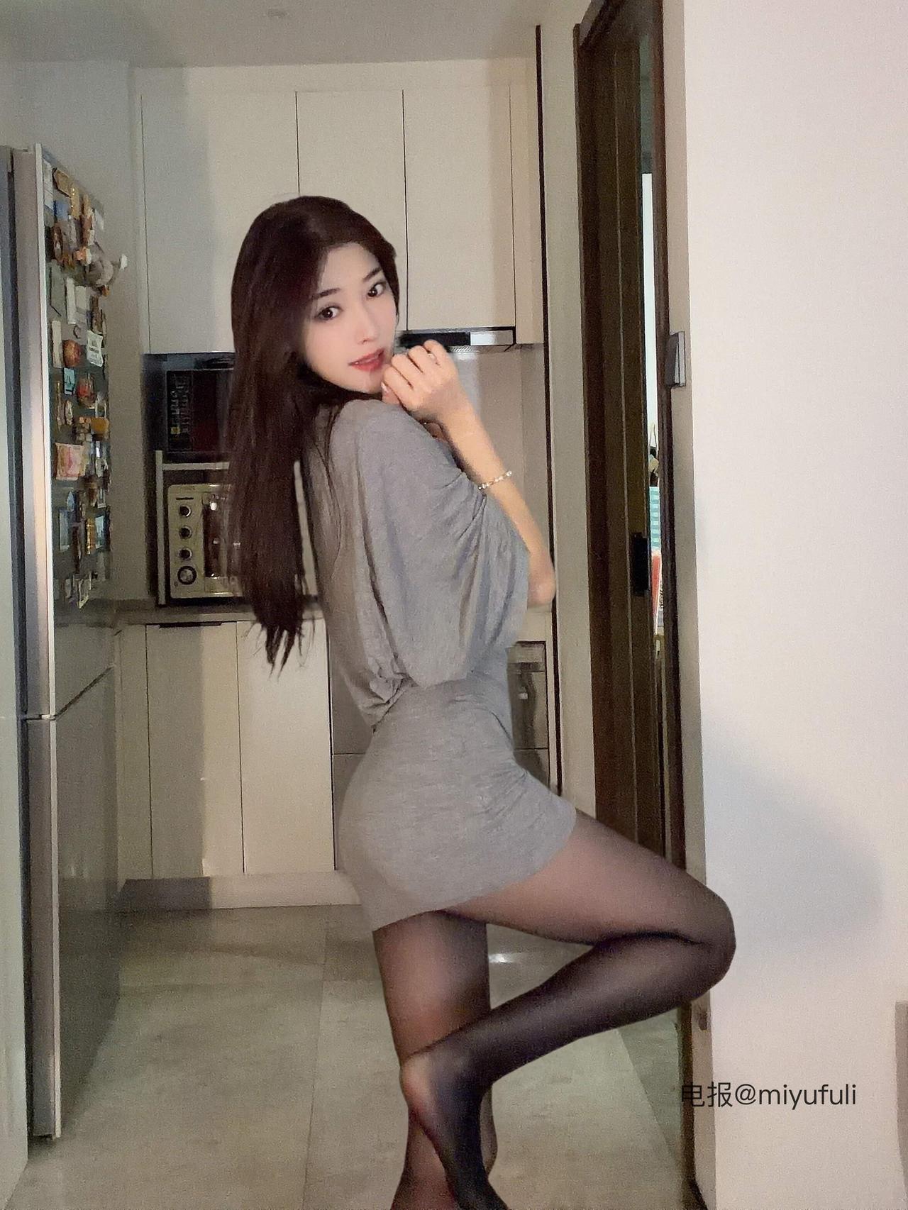 木木ivy 灰色连衣裙、厨房背景与侧身回望姿势