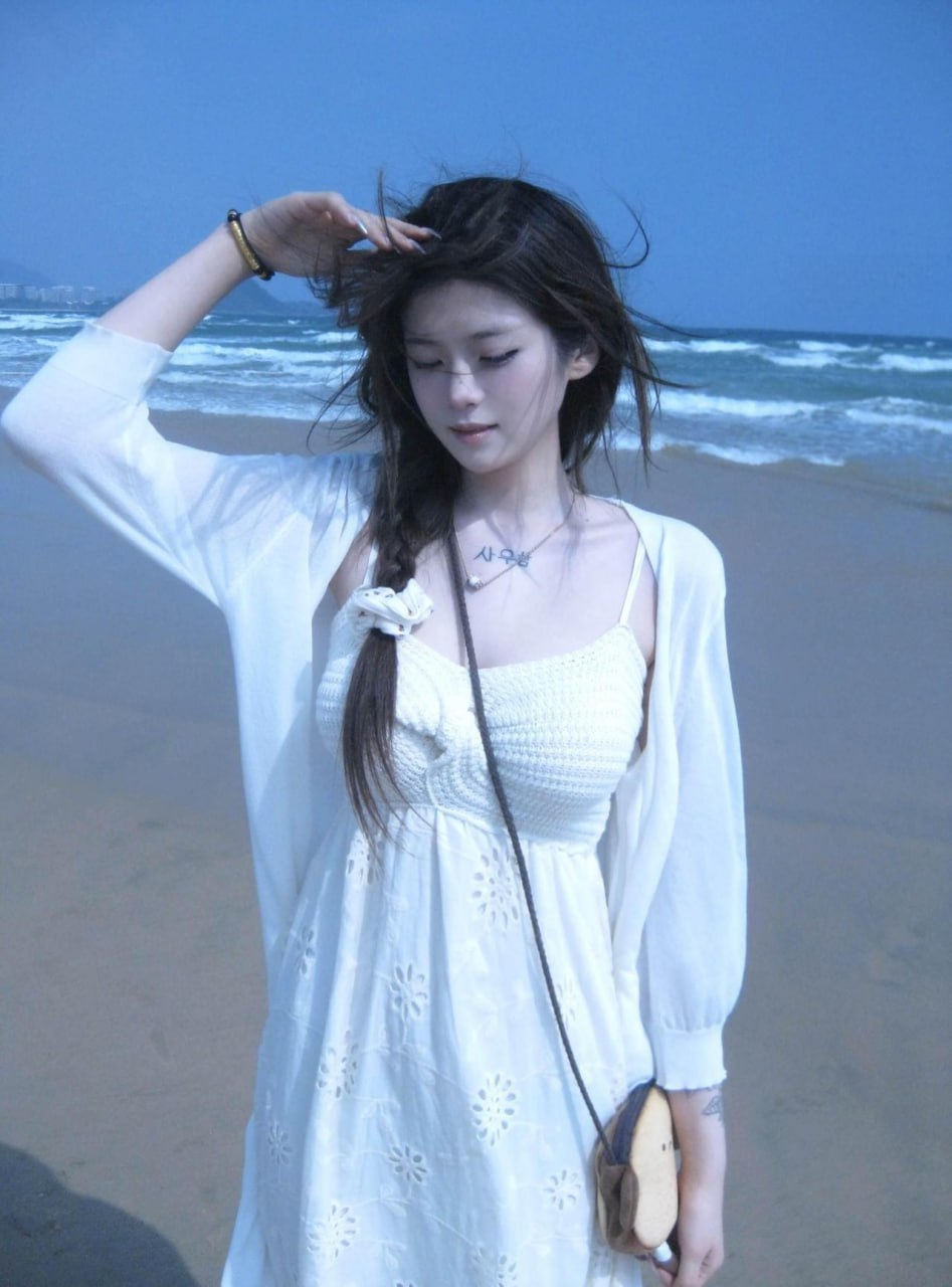 奶涵大白兔 白色裙装在海边抬手扶发的画面 奶涵大白兔 白色裙装在海边抬手扶发的画面