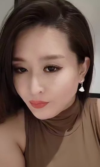 牛奶秋刀姨 高领旁的白色耳饰