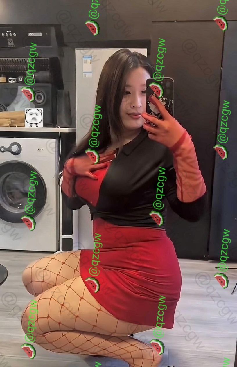 牛奶秋刀姨 红黑拼色衣装镜面坐姿，举手机，另一只手放在胸前，图片有文字覆盖