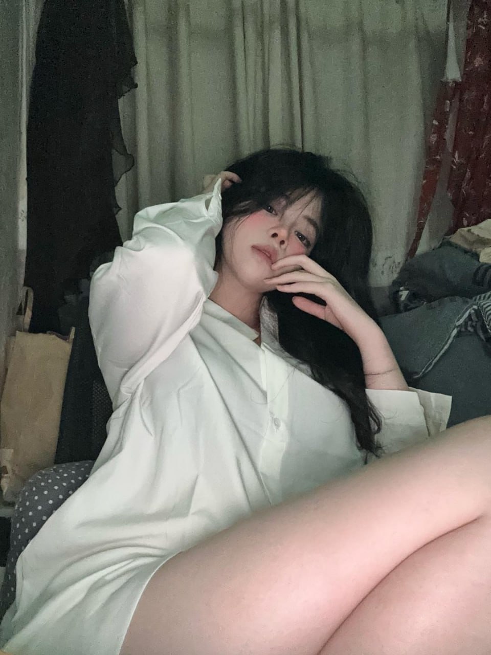 欧yy 白衬衫与身后帘布、右侧床面 欧yy 白衬衫与身后帘布、右侧床面