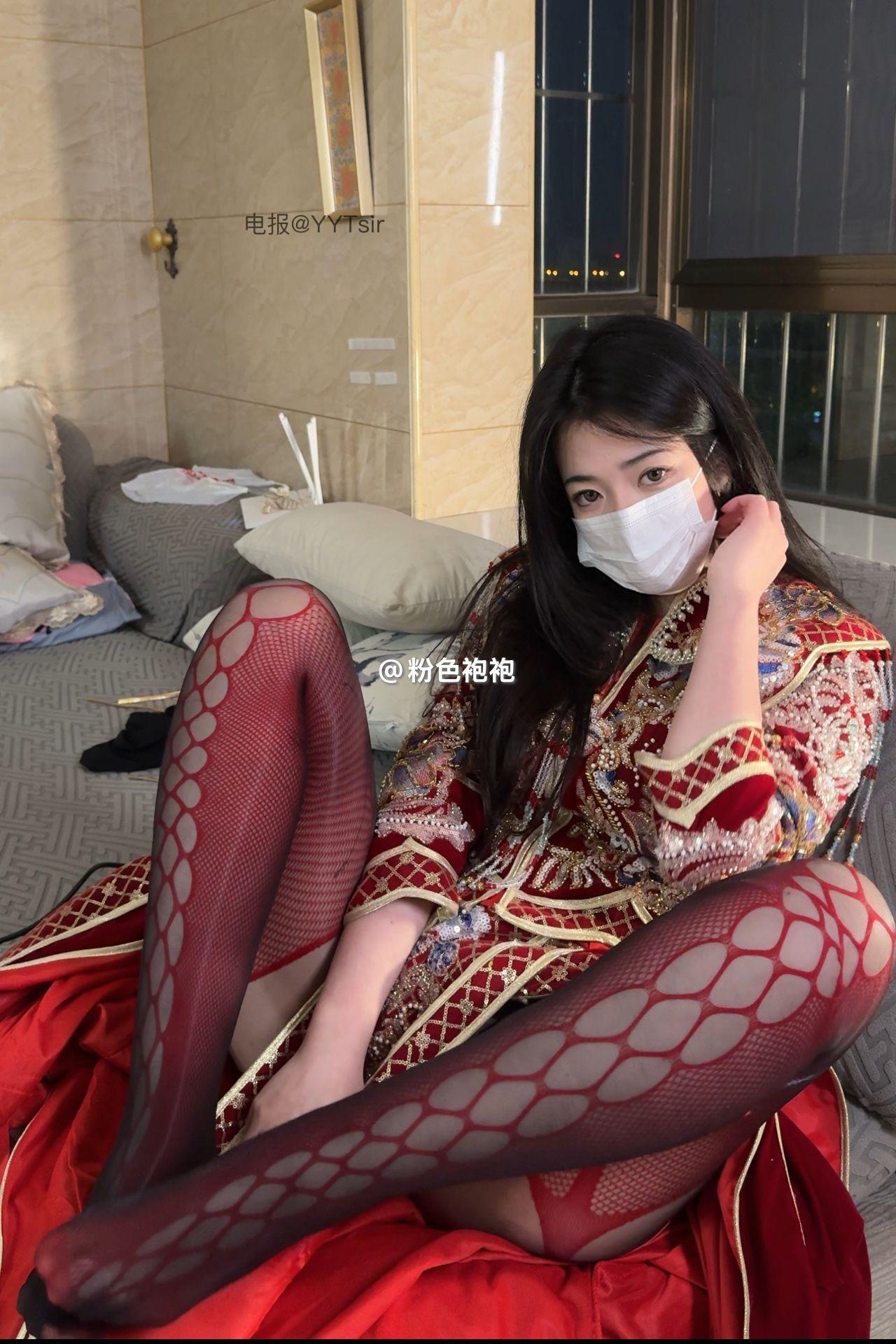 欧yy 红金衣装、花纹坐垫与窗框 欧yy 红金衣装、花纹坐垫与窗框