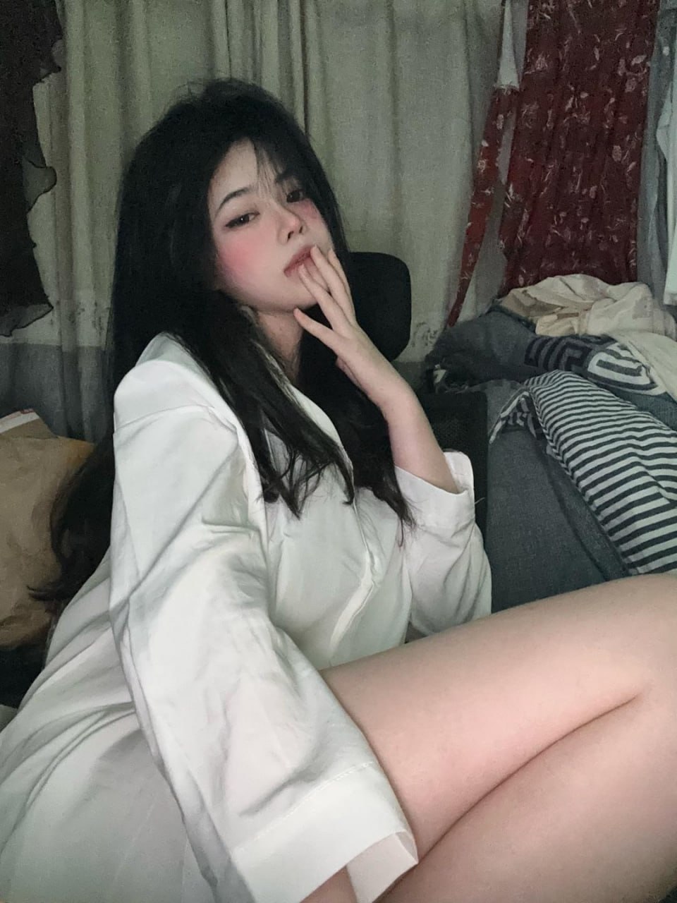 欧yy 白色长袖衣装与条纹枕头前的侧身坐姿 欧yy 白色长袖衣装与条纹枕头前的侧身坐姿