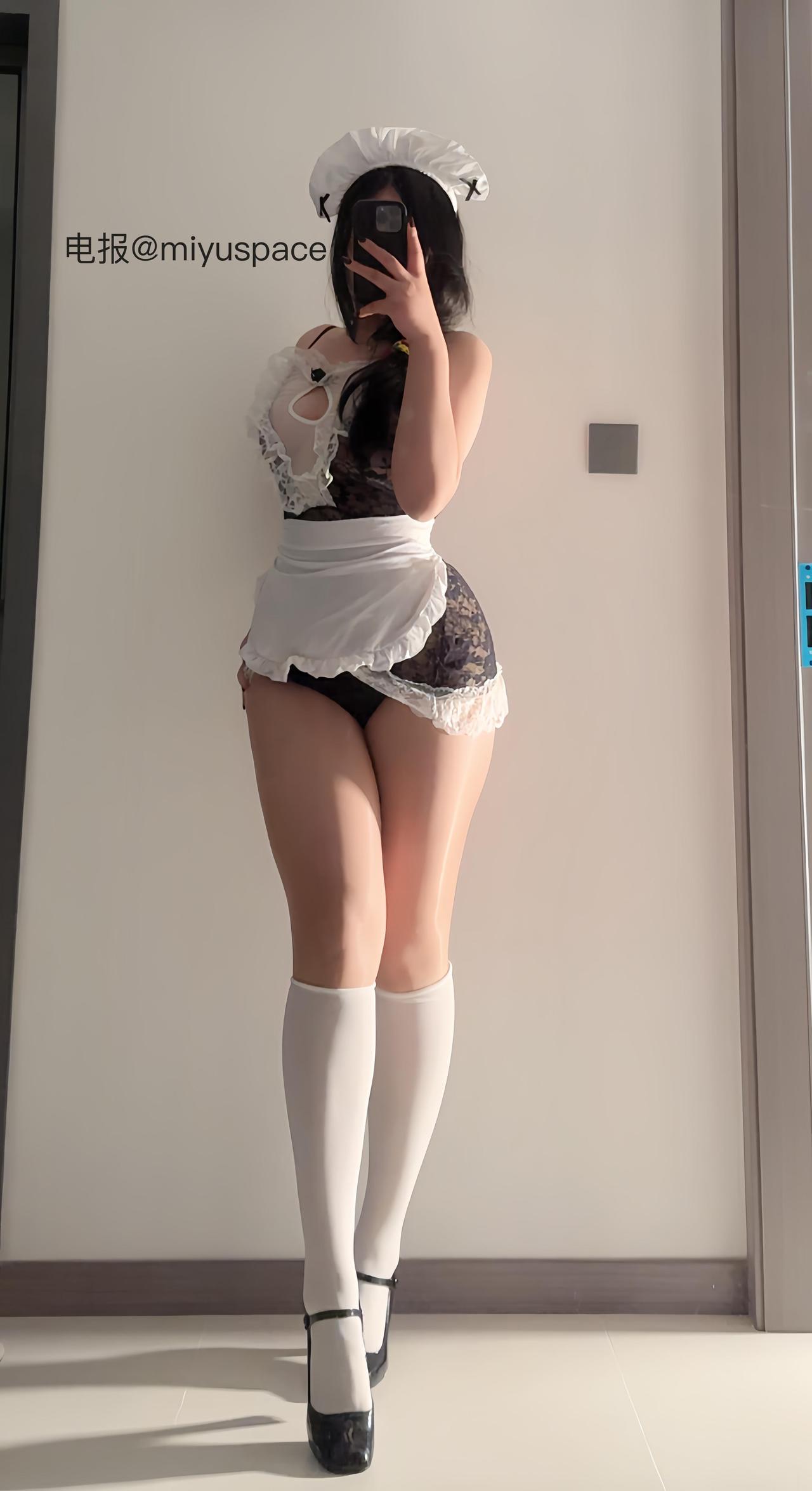 秋秋不要吃鱼黑白衣装镜面站姿,白色头饰与衣缘映衬浅墙 秋秋不要吃鱼黑白衣装镜面站姿,白色头饰与衣缘映衬浅墙