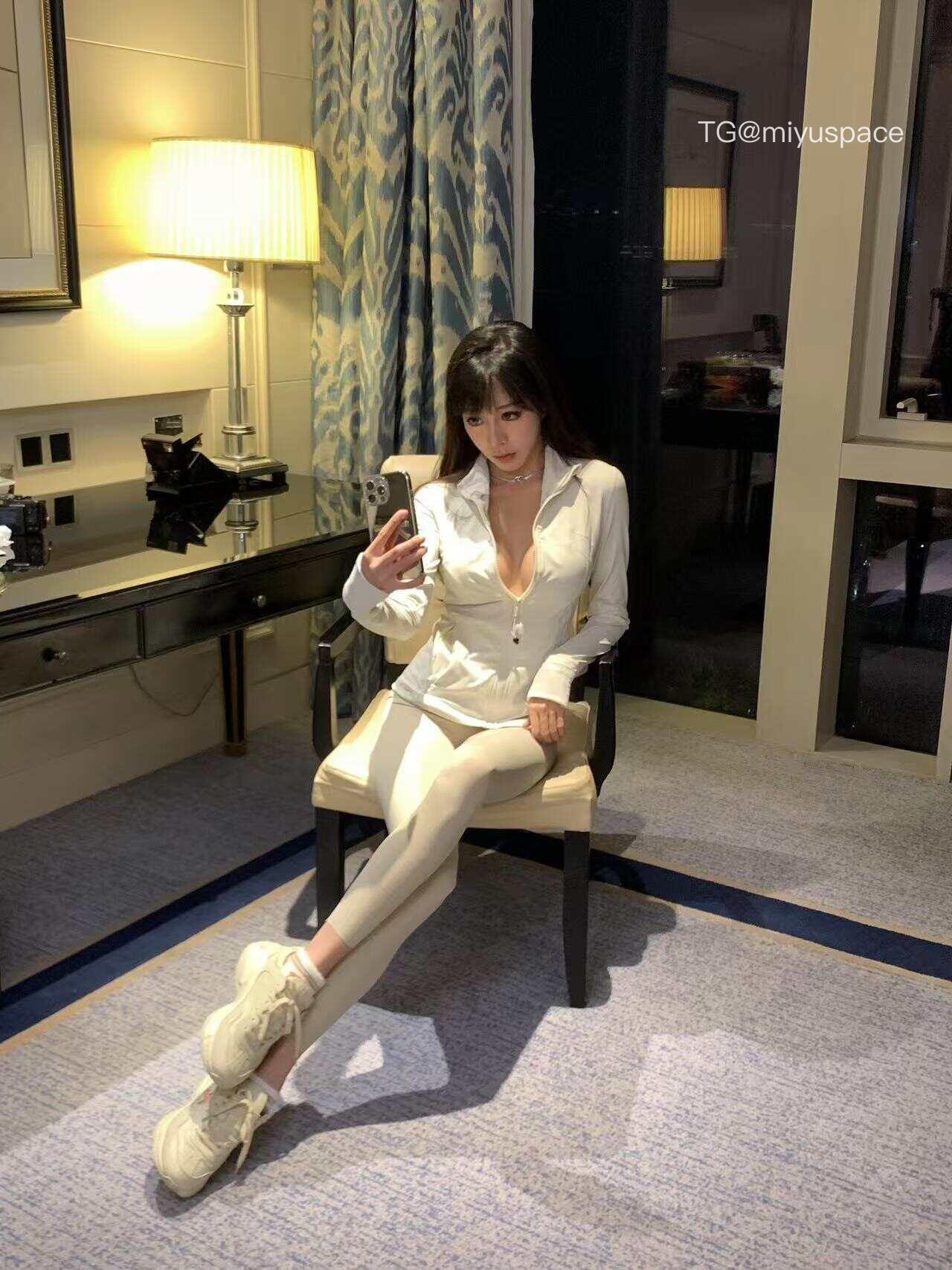 人间小奶猫穿白色长袖衣装坐在镜前,手持手机交叠双腿 人间小奶猫穿白色长袖衣装坐在镜前,手持手机交叠双腿